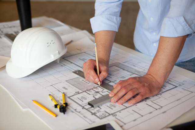 大規模修繕の相談をするコンサル